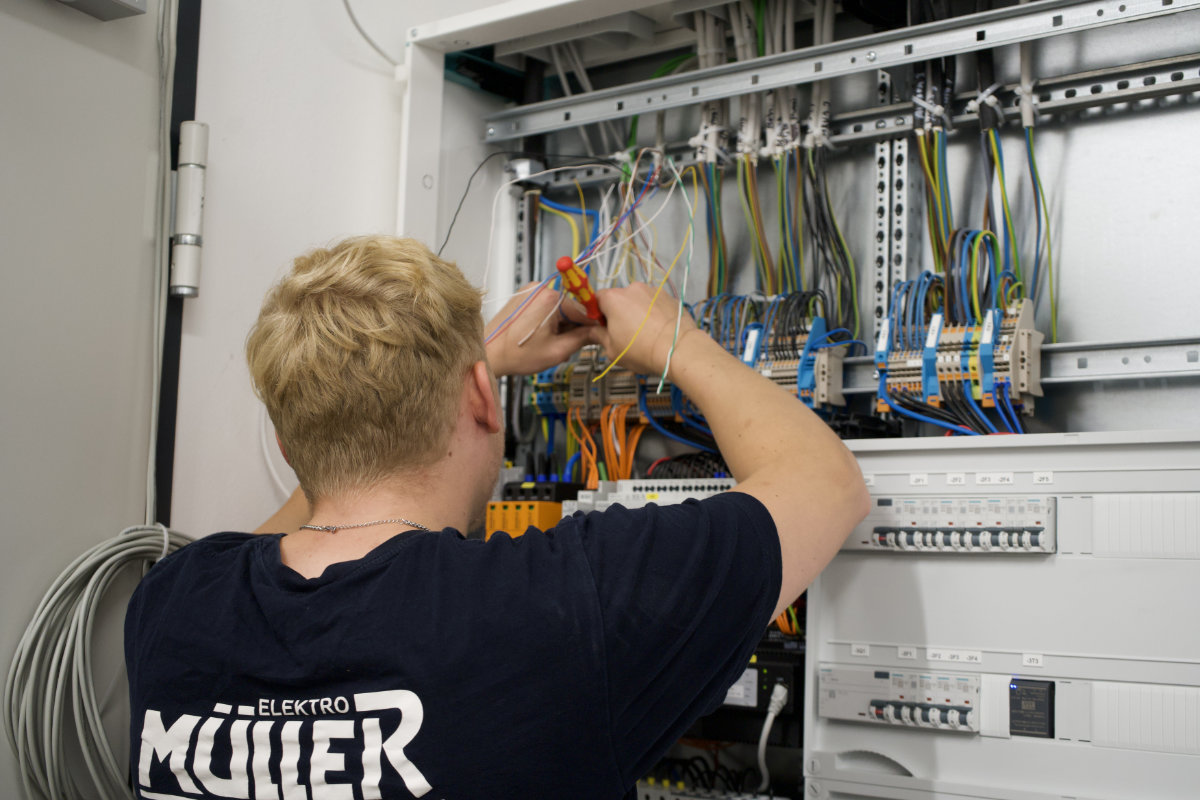Elektro Mueller Wolfsburg - Elektriker bei der Arbeit am Schaltkasten Elektro Mueller Wolfsburg - Elektriker bei der Arbeit am Schaltkasten