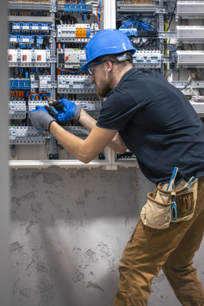 Foto-Elektro-Mueller-Wolfsburg-Elektriker bei Installationsarbeiten