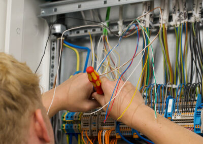 Foto eines Mitarbeiters bei der Arbeit an einem Schaltkasten - Elektro Müller, Wolfsburg